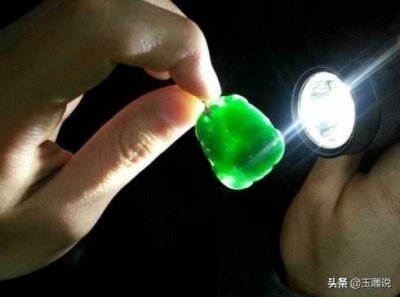 ​翡翠玉石真假鉴定方法简单(学会这三个绝招，肉眼鉴别翡翠真伪不是难事)