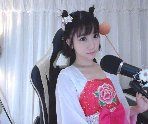 郭mini是怎么回事 忘了关摄像头直播换衣