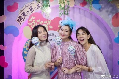 ​Selina高调秀孕肚了！穿粉裙似7个月，与SHE合体她满脸幸福