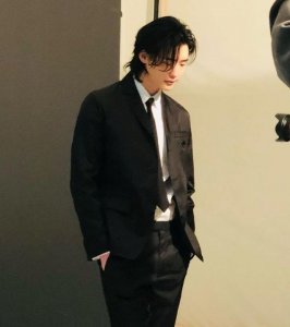 ​李钟硕ins晒中长发帅照,眉开眼笑惹人爱,网友直呼心都化了
