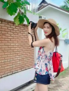 ​李云龙媳妇晒近照，着装清凉打扮时髦超少女，不看脸真以为小姑娘