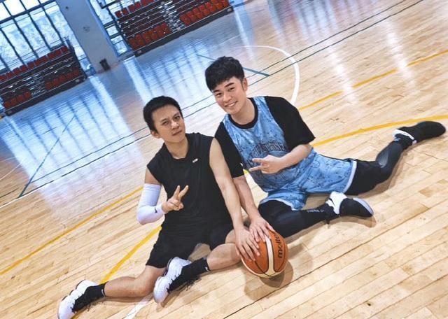 邓超与陈赫打球晒照互怼，邓超说陈赫218斤，陈赫说他68了