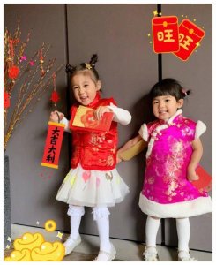 ​贾静雯秀出咘咘、bo妞福娃装！网友：颜值都好高