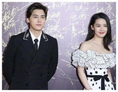 ​李易峰李沁华表奖再同框，两人用生命在避嫌，现场气氛很尴尬