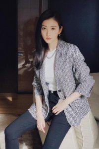 ​景甜身材真的好，穿西装配紧身裤秀大长腿，霸气又“撩”人
