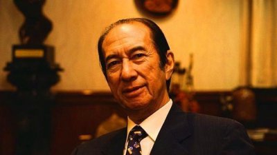 ​何鸿燊家族关系复杂，大合照站位有玄机