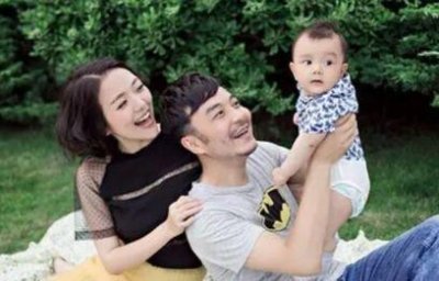​汪涵一家三口罕同框，杨乐乐抱儿子母爱满满，7岁小沐沐五官优越