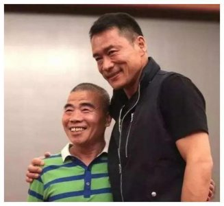 ​64岁“国家一级演员”宋文华，身高只有一米三，妻子比他高一头