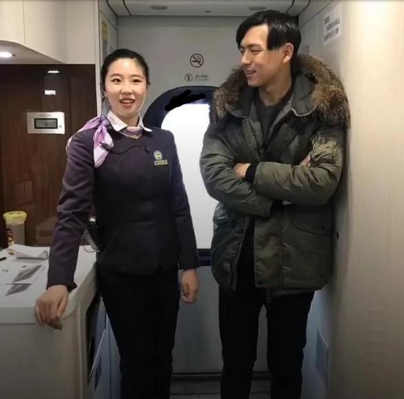 被称为“七月男友”，李现大量丑照被扒出，自己都看不下去？