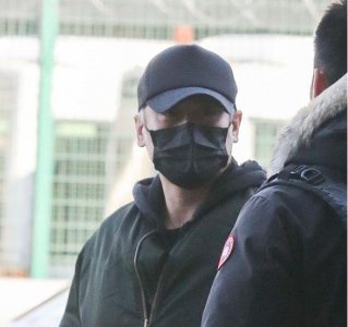 ​吴秀波风波后全黑装低调现身机场，戴口罩遮面大步疾走避见媒体