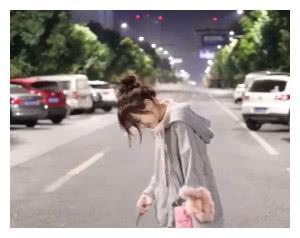 杨清柠深夜“压马路”，看到她心疼不已，网友：自作自受