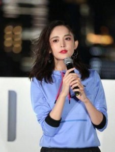 ​古力娜扎的腿真绝了，穿运动紧身裤坐下时：这身材谁能扛得住？