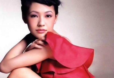 ​女星大姨妈突袭尴尬瞬间：杨丞琳机智应对，李冰冰拍戏水被染红