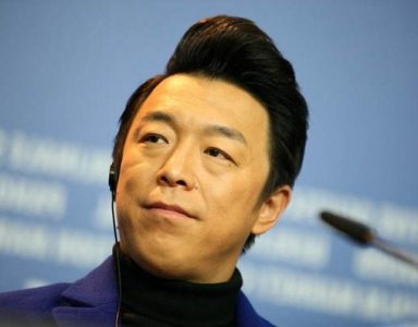 ​黄渤春节一家四口低调现身机场，俩宝贝女儿罕见露面