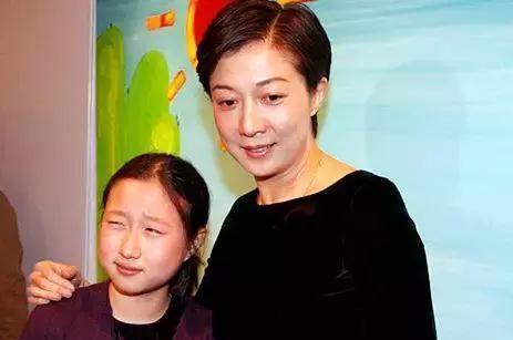 成龙终于承认小龙女了?