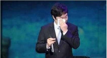 费玉清演唱会现场宣布封麦，痛哭5分钟，含泪声称绝不复出