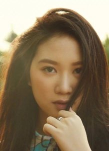 ​甄子丹15岁女儿拍御姐范儿大片，网友：太成熟了
