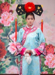 ​深扒“京圈格格”关晓彤的神秘家世背景，你远远想不到
