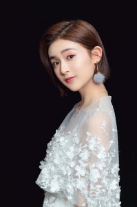 郭小炜惊艳亮相今日头条盛典 清爽短发被赞仙气十足