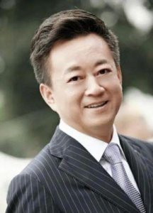 ​59岁朱军近况曝光：重返荧屏，身着西装展示岁月痕迹，退休生活渐行渐近