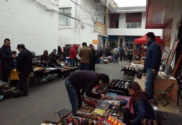 朋友在古玩市场上收获一把中正剑，这也太假了吧