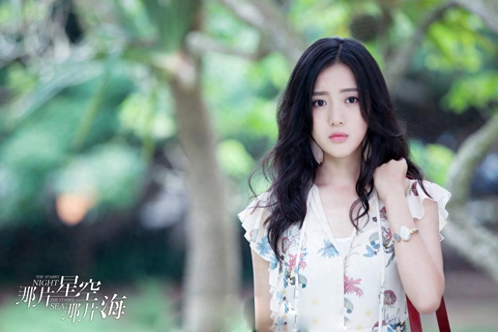《致我们单纯的小美好》的林静晓，清新甜美，肤若凝脂