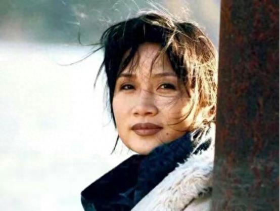 是《青藏高原》原唱，当红时选择出家当尼姑，如今成这样