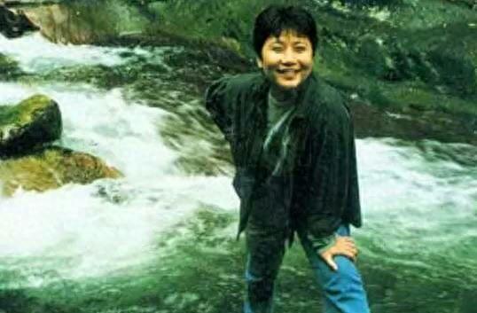 是《青藏高原》原唱，当红时选择出家当尼姑，如今成这样
