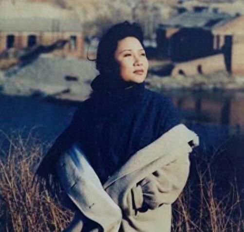 是《青藏高原》原唱，当红时选择出家当尼姑，如今成这样