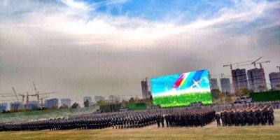 ​在庄严而壮观的阅兵场上， 一位将军威严地站立在主席台上