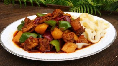 ​正宗新疆大盘鸡，家常做法，土豆软糯酥滑，鸡肉鲜香嫩，面也入味