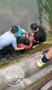 ​南昌一女子径直穿过马路 翻越栏杆跳湖自杀 被救后家属不停道谢