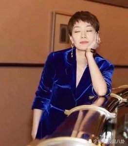 ​与文章复合无望？姚笛素颜约会富豪男友，同框甜蜜搂抱小鸟依人