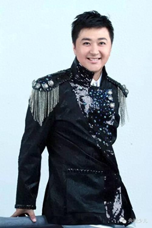 他是《动画城》里最能歌善舞的男主持，网友感慨：满满的童年回忆
