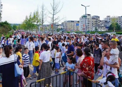 ​接送孩子的“钟点工”火了，按次收费还能多孩拼单，月入过万不是