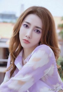 ​弦子，性感靓丽的美女歌手，妩媚动人的气息，彰显成熟魅力