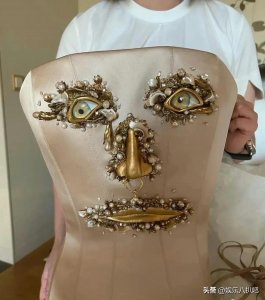 ​杨紫琼晒出与老公婚纱照，定制婚纱上的钉珠面具引争议