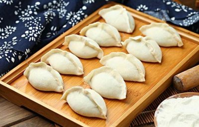 ​饺子皮，用低筋面粉还是高筋面粉？大娘教你一招，更筋道不破皮