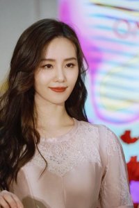 ​刘诗诗出席活动端庄迷人 被网友喊“老公”时秒破功