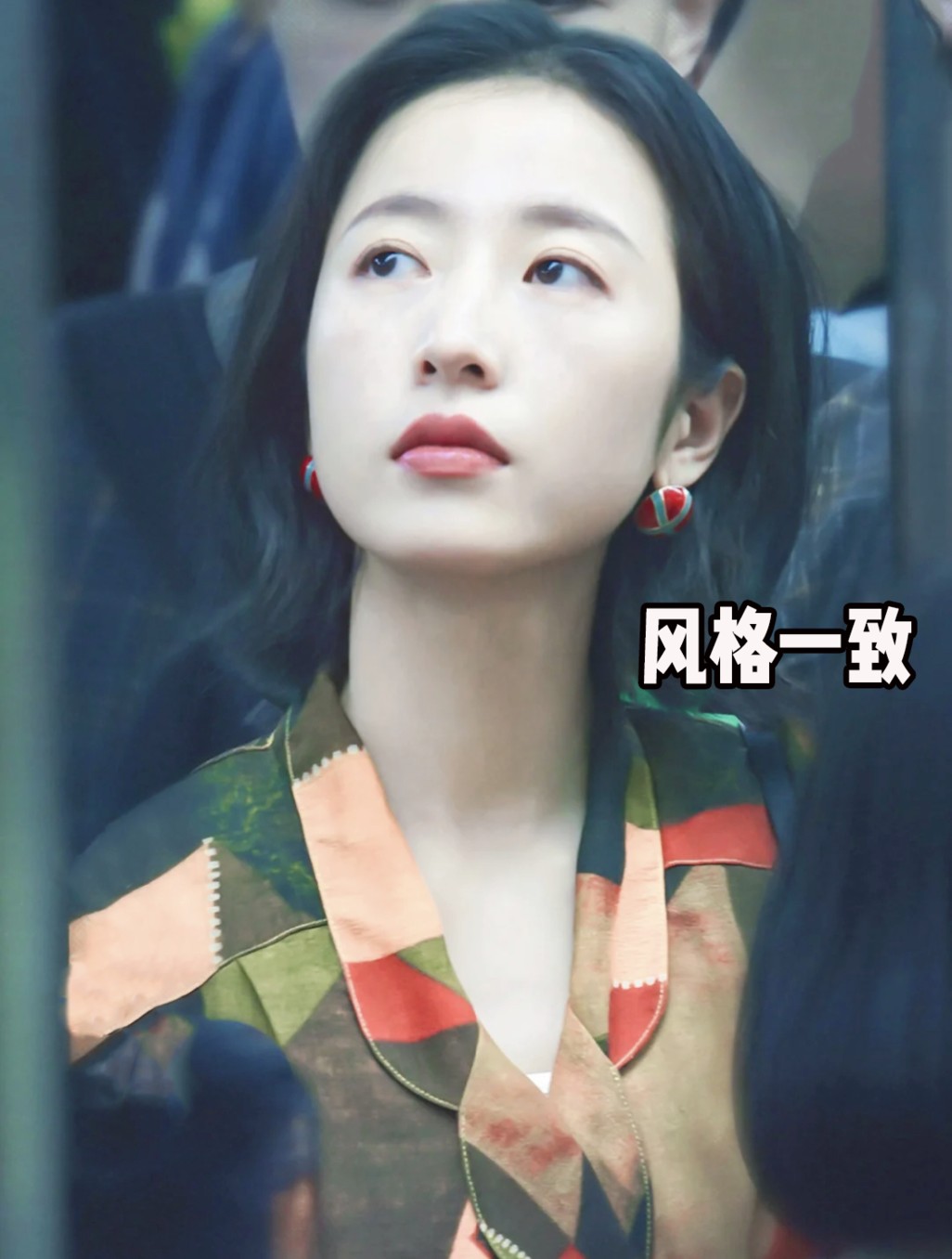 周雨彤在作品《我在他乡挺好的》里面，到底有多会穿？