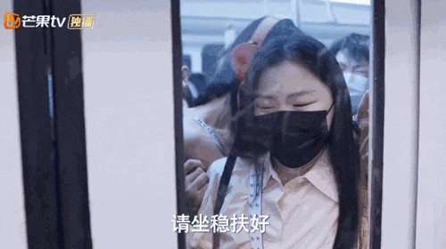 周雨彤在作品《我在他乡挺好的》里面，到底有多会穿？