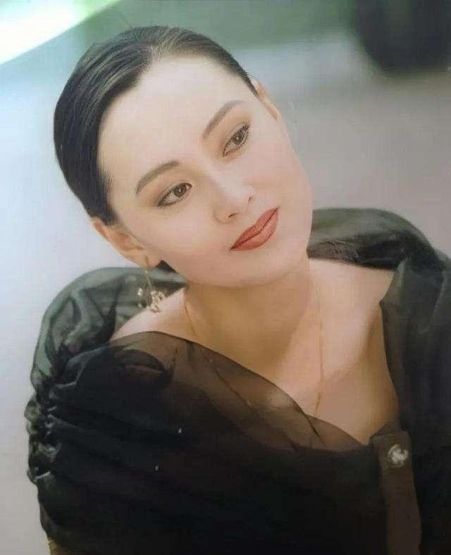 离婚时带女儿净身出户的大宋佳，如今情感状况如何了？
