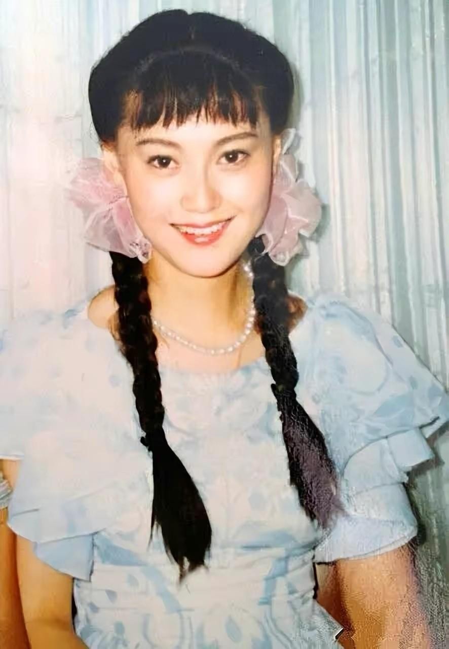 离婚时带女儿净身出户的大宋佳，如今情感状况如何了？