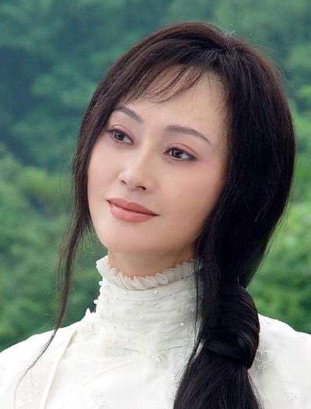 离婚时带女儿净身出户的大宋佳，如今情感状况如何了？