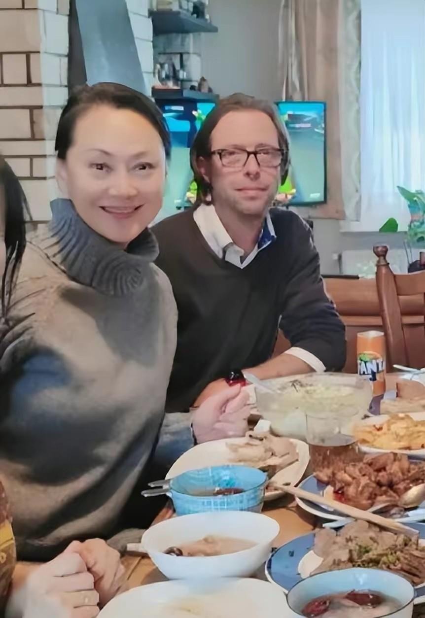 离婚时带女儿净身出户的大宋佳，如今情感状况如何了？