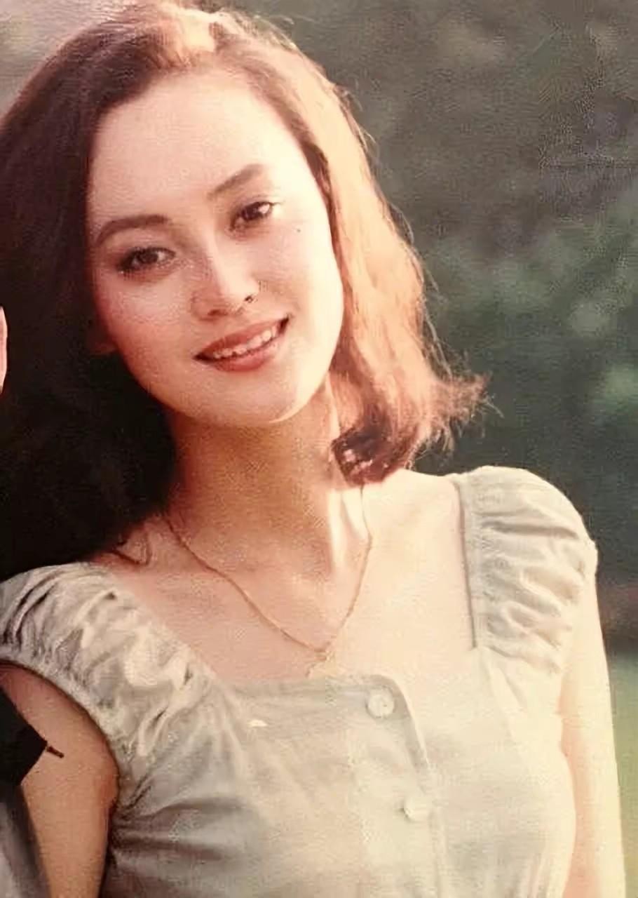 离婚时带女儿净身出户的大宋佳，如今情感状况如何了？