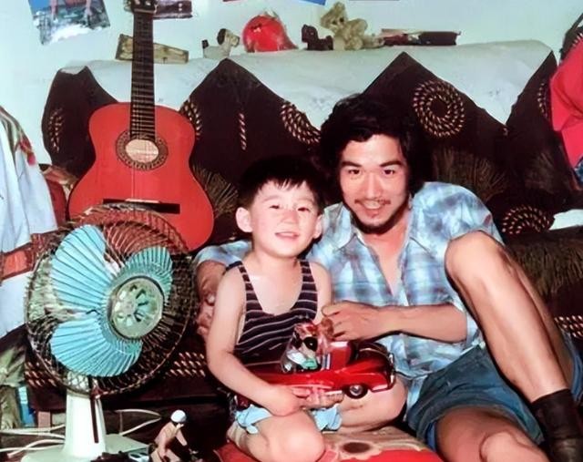 张国立的婚姻生活介绍（张国立与罗秀春离婚34年）(9)