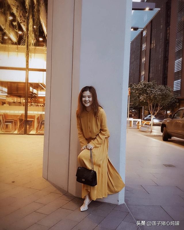 沈腾老婆（穿格子裙甜美迷人）