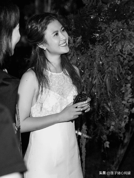 沈腾老婆（穿格子裙甜美迷人）
