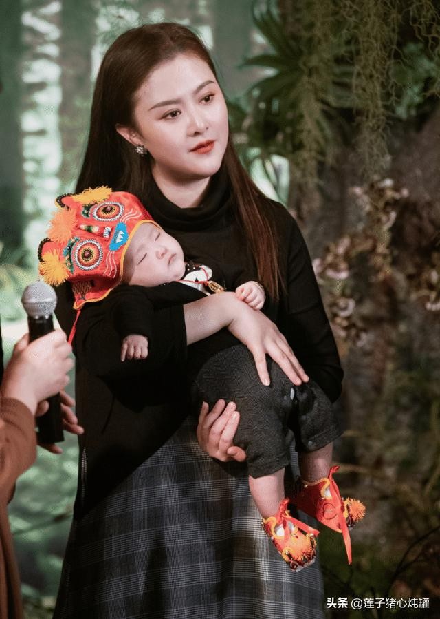 沈腾老婆（穿格子裙甜美迷人）